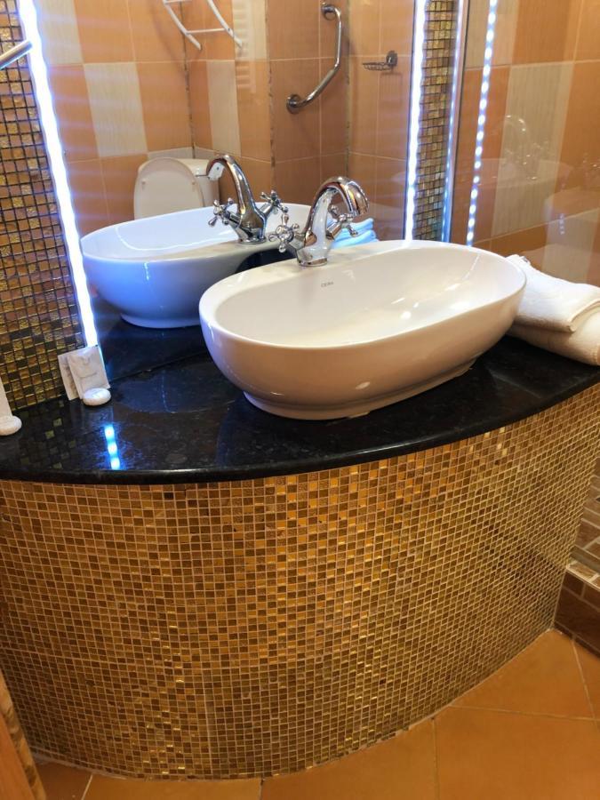 Hotel Edinburgh Caracal Eksteriør bilde
